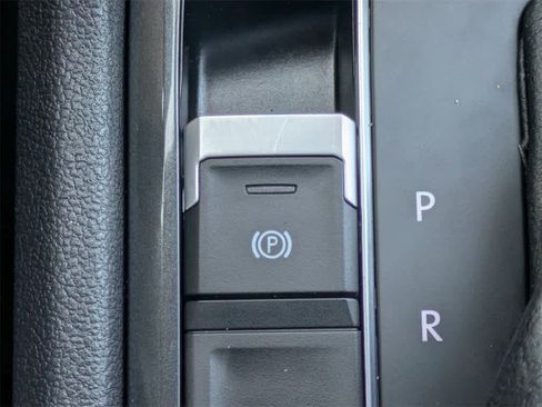 Used 2021 Volkswagen Tiguan SE w/ Panoramic Sunroof Package image 30