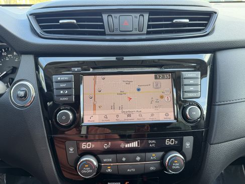 Used 2018 Nissan Rogue SV w/ Premium Package image 17