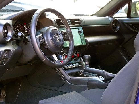 Used 2022 Toyota GR86 w/ ALL Weather Mat Package (TMS) RWD image 32