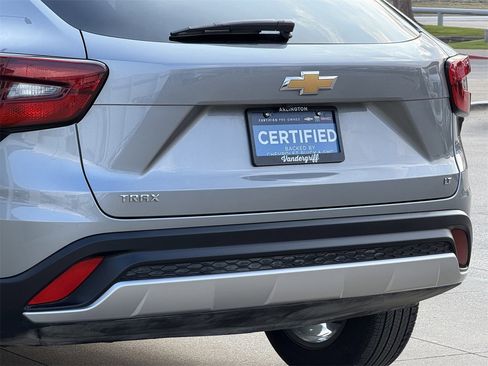 Certified 2025 Chevrolet Trax LT w/ LT Convenience Package image 6