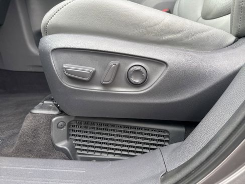 Used 2021 Toyota Sienna Limited image 15