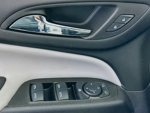 Used 2023 Chevrolet Equinox LS w/ LS Convenience Package FWD image 15