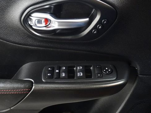 Used 2020 Jeep Cherokee Trailhawk image 30