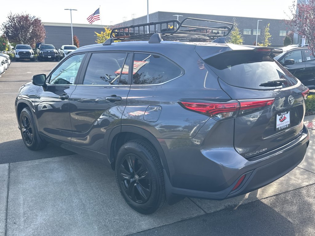 Used 2023 Toyota Highlander XLE AWD/4WD image 3