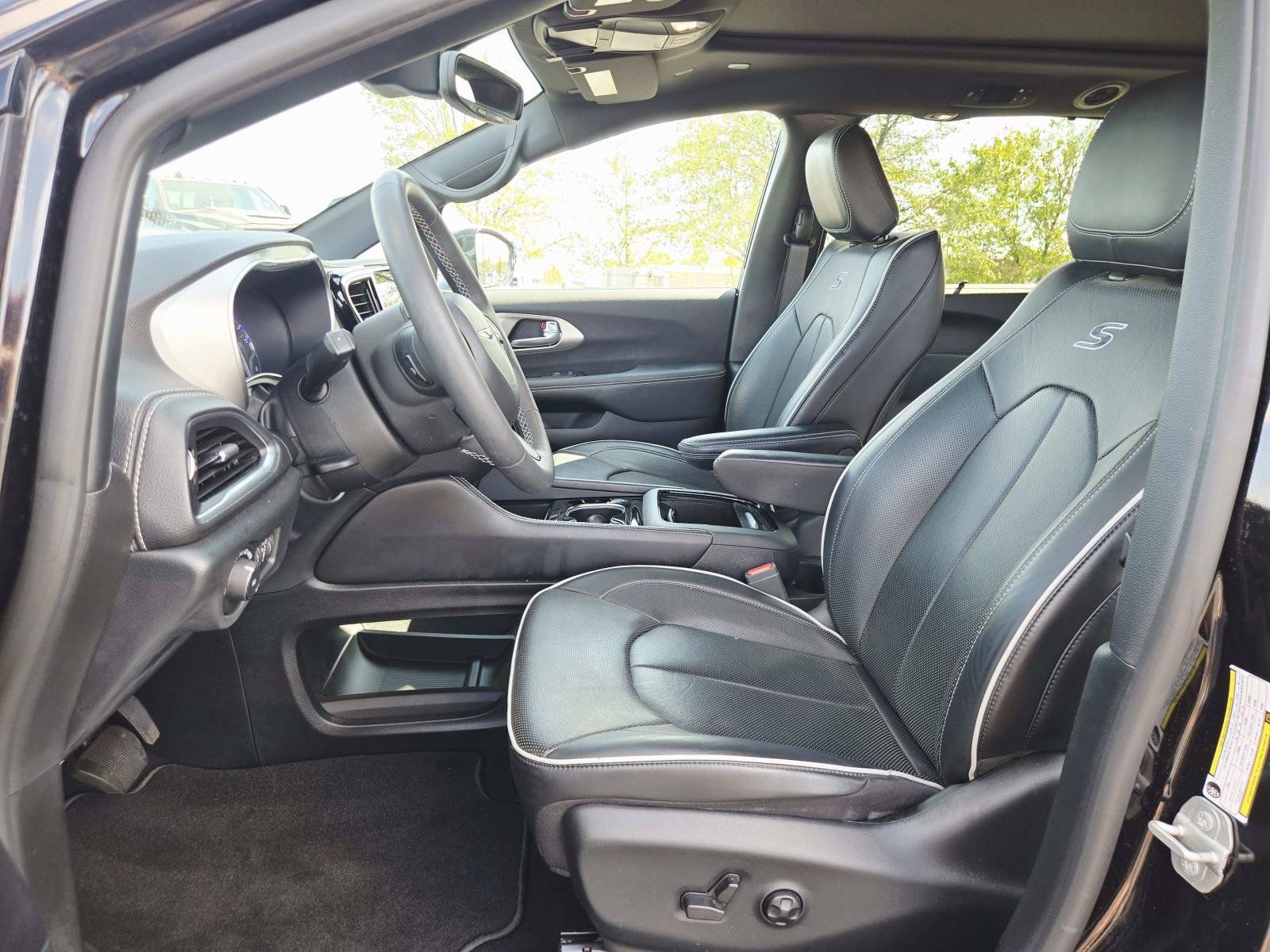 Used 2024 Chrysler Pacifica Limited w/ S Appearance Package FWD image 13