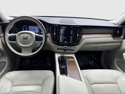 Used 2022 Volvo XC60 B5 Momentum w/ Protection Package Premier FWD image 20