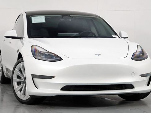 Used 2023 Tesla Model 3 Standard Range image 4