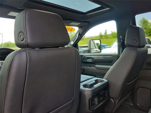 Used 2025 GMC Sierra 2500 AT4 w/ AT4 Premium Plus Package AWD/4WD image 13