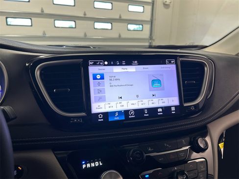 Used 2022 Chrysler Pacifica Touring-L image 22