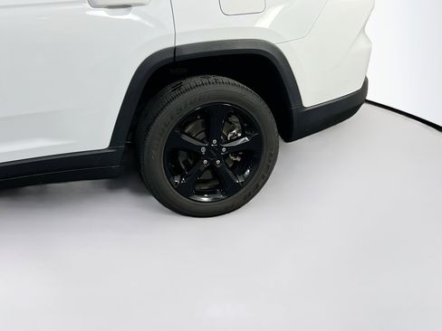 Used 2023 Jeep Grand Cherokee L Laredo image 31