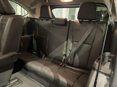 Used 2025 Toyota Highlander XLE image 34