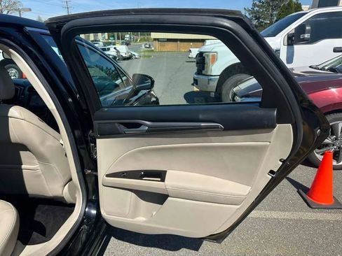 Used 2017 Ford Fusion SE w/ Fusion SE Technology Package image 23