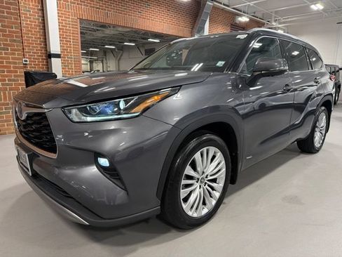Used 2023 Toyota Highlander Platinum AWD/4WD image 3
