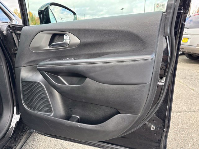 Used 2025 Chrysler Pacifica Select FWD image 11
