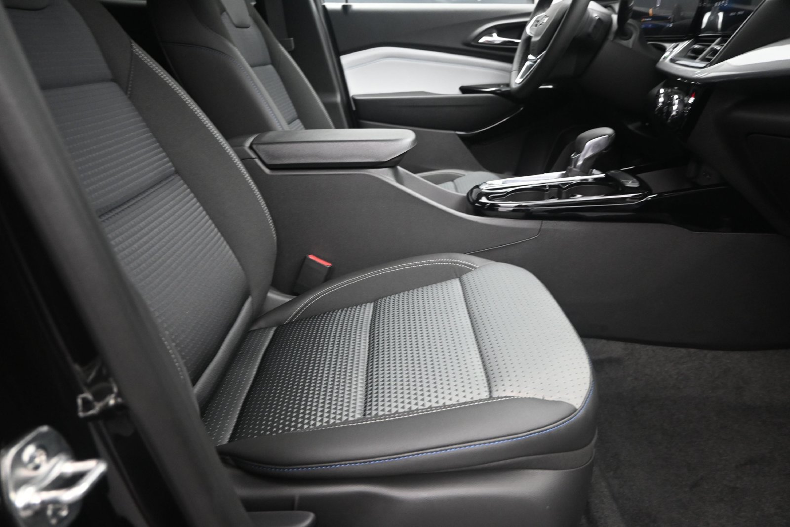 New 2026 Chevrolet Trax LT w/ Midnight Edition FWD image 24