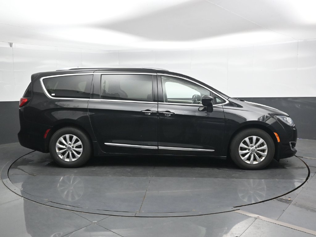 Used 2019 Chrysler Pacifica Touring-L w/ Advanced Safetytec Group FWD image 4