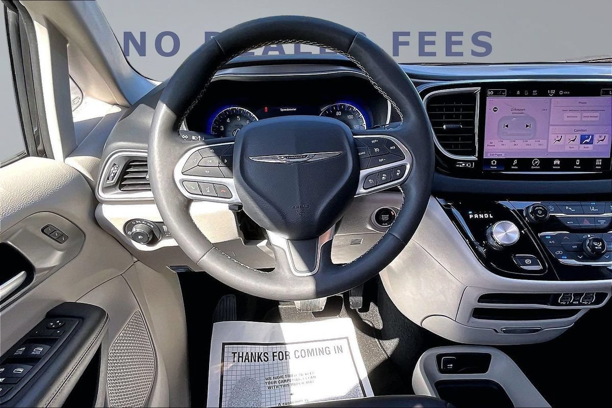 Used 2023 Chrysler Pacifica Touring-L FWD image 8