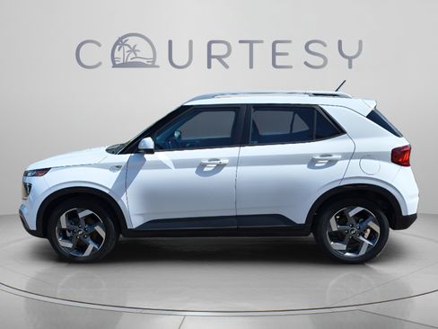 Used 2024 Hyundai Venue SEL FWD image 2