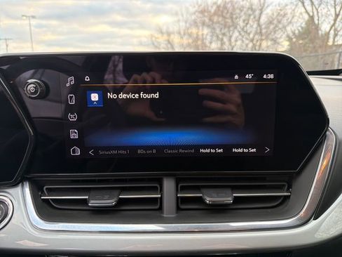 Used 2025 Chevrolet Trax LT image 32