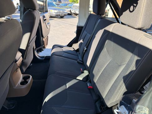 Used 2018 Jeep Wrangler Unlimited Rubicon w/ Connectivity Group image 36