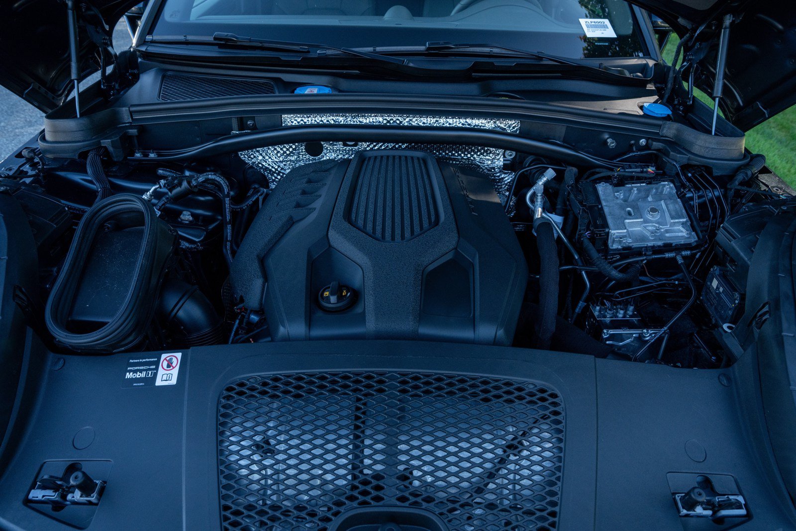 Certified 2026 Porsche Macan AWD/4WD image 17