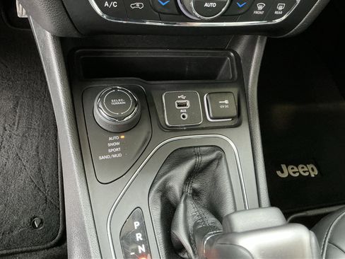Used 2019 Jeep Cherokee Latitude Plus w/ Comfort/Convenience Group image 28