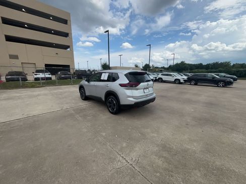 Used 2025 Nissan Rogue SV FWD image 9