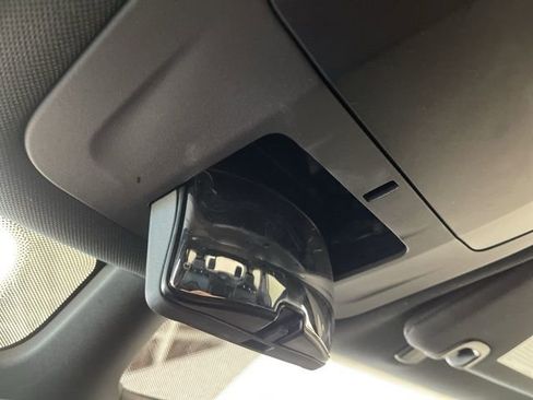 Used 2025 Chrysler Pacifica Select image 54