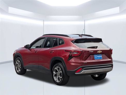Used 2025 Chevrolet Trax LT w/ LT Convenience Package FWD image 3