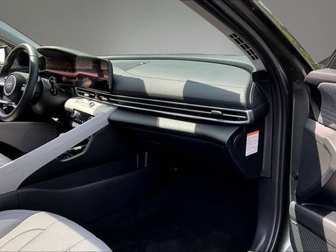 Used 2025 Hyundai Elantra Limited FWD image 26