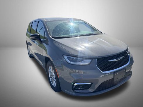 Used 2025 Chrysler Pacifica Select FWD image 1