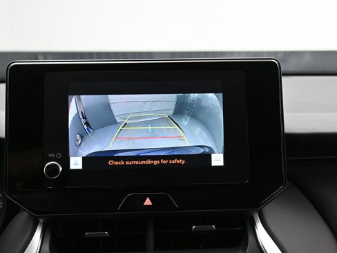 Used 2024 Toyota Venza LE image 6