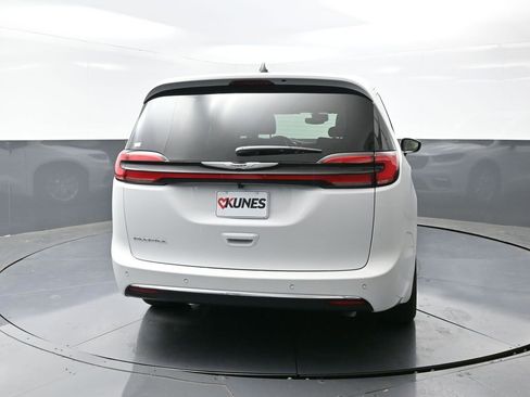 New 2026 Chrysler Pacifica Select image 12