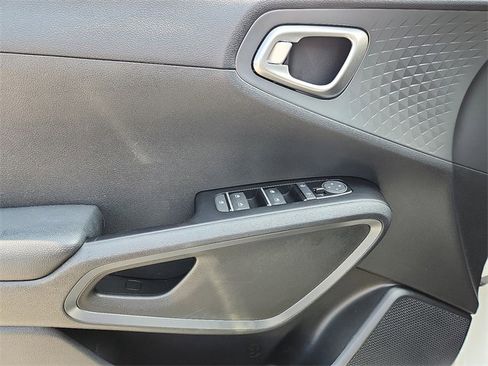Used 2020 Kia Soul S image 12