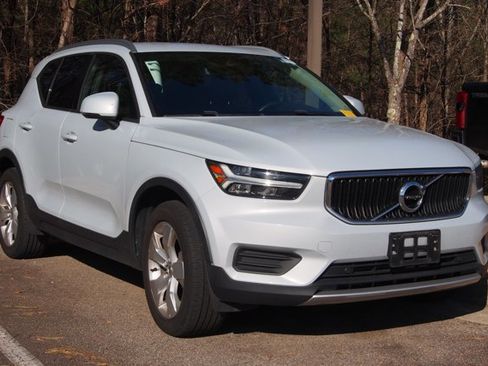 Used 2020 Volvo XC40 T4 Momentum image 2