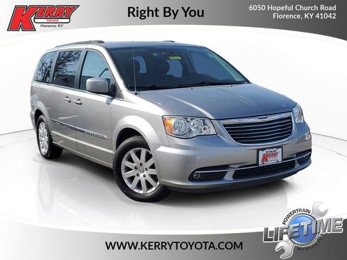 Used 2016 Chrysler Town & Country Touring image 1