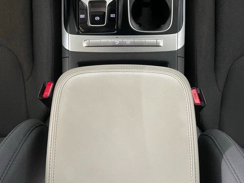 Used 2024 Kia Carnival LX image 38