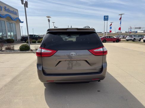 Used 2018 Toyota Sienna XLE image 6