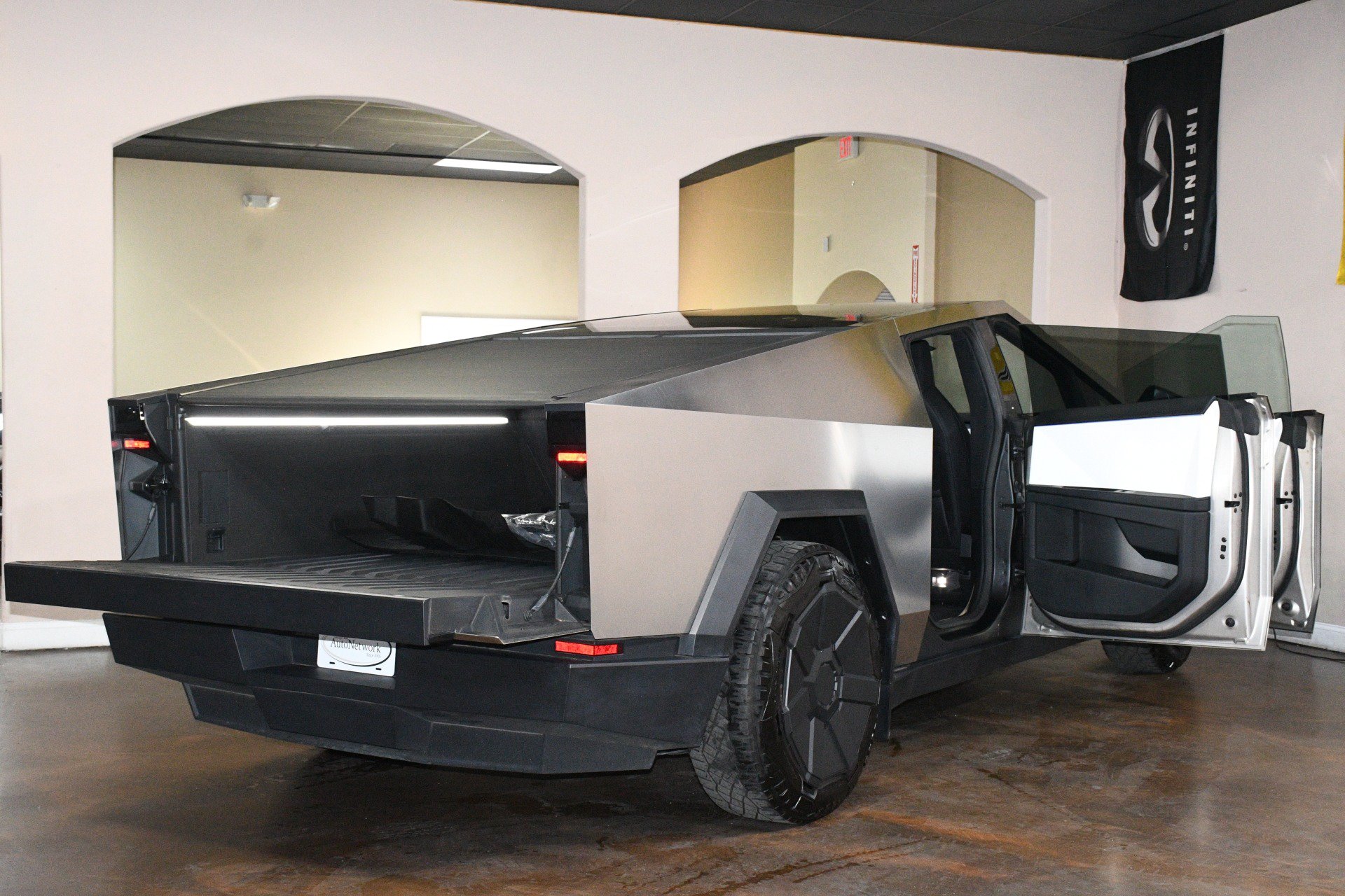 Used 2024 Tesla Cybertruck AWD Crew Cab image 91