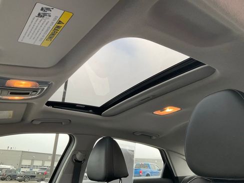 Used 2023 Hyundai Elantra Limited image 3