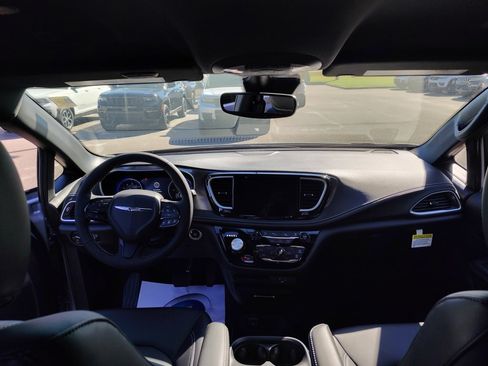 New 2026 Chrysler Pacifica Select w/ S Appearance Package image 32