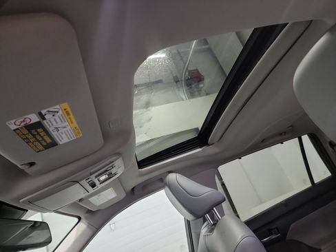 Used 2021 Toyota Highlander XLE FWD image 24