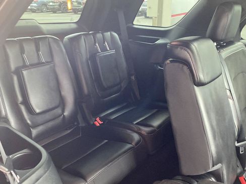 Used 2018 Ford Explorer XLT w/ Equipment Group 202A AWD/4WD image 30