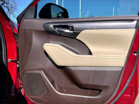 Used 2021 Toyota Highlander Limited image 22