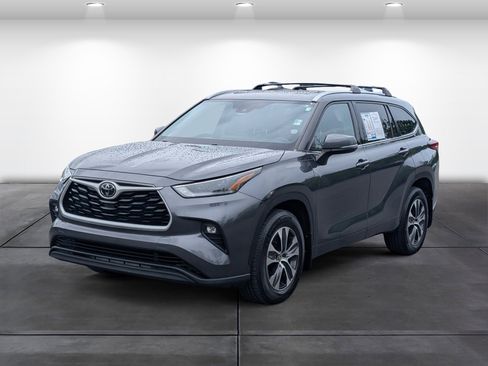 Used 2021 Toyota Highlander XLE AWD/4WD image 4