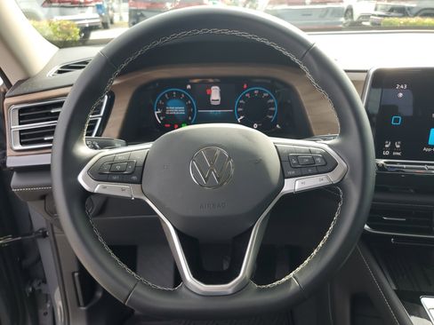 Used 2025 Volkswagen Atlas SE image 29