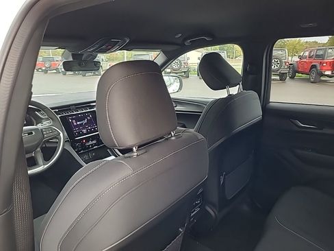 New 2025 Jeep Grand Cherokee Laredo w/ Luxury Tech Group I image 16