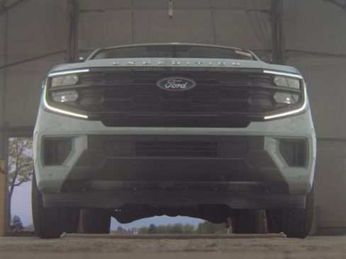 Used 2025 Ford Expedition Active AWD/4WD image 4