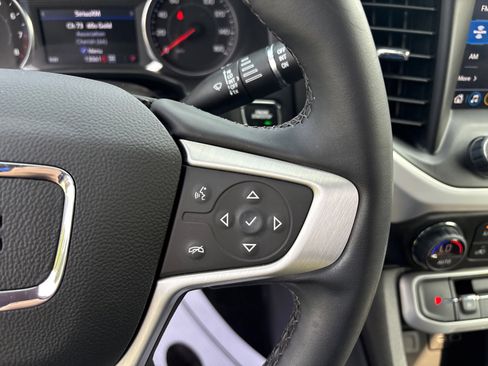 Used 2023 GMC Acadia SLT image 23