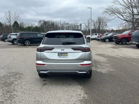 Used 2025 Mitsubishi Outlander SE image 5